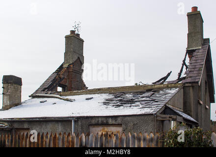 Un piccolo bungalow staccato completamente distrutto da un incendio a Bangor Irlanda del Nord e che hanno bisogno di essere demolito Foto Stock