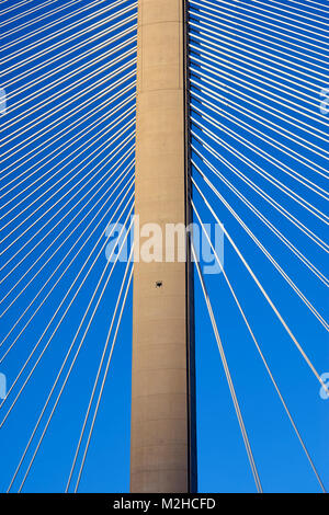 Queensferry attraversando il ponte, Torre Nord e cavi di sospensione. Scozia Foto Stock