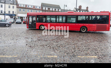 Rosso grande affidamento autobus parcheggiato in Thirsk market place, England, Regno Unito Foto Stock