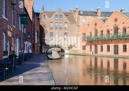 Birmingham Canal vecchia linea che corre dal Gas Street Basin attraverso Broad Street Tunnel verso Danielle luogo a Birmingham, Regno Unito Foto Stock