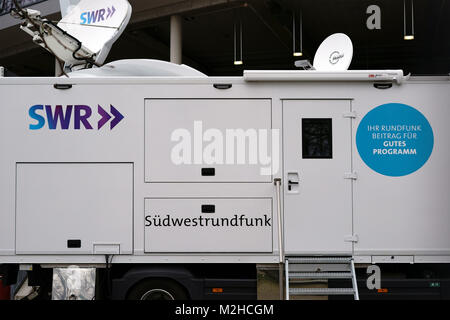 Stoccarda, Germania - Febbraio 03, 2018: la stazione di radiodiffusione o di televisione rimorchio della SWS Southwest Broadcasting in Mercedes-Benz Aren Foto Stock