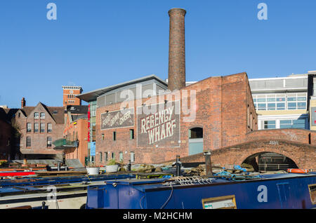 Old Red Brick Warehouse building al Regency Wharf in Gas Street Basin, parte della rete dei canali di Birmingham, Regno Unito Foto Stock