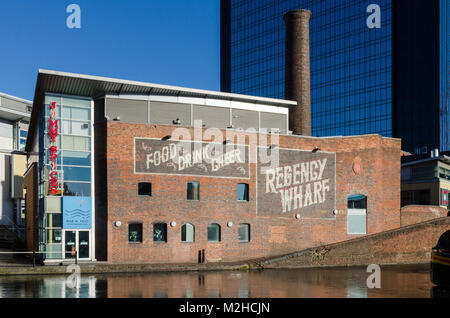 Old Red Brick Warehouse building al Regency Wharf in Gas Street Basin, parte della rete dei canali di Birmingham, Regno Unito Foto Stock