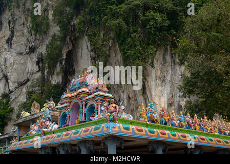 Kuala Lumpur, Malesia - 3 Novembre 2014: statue di divinità Indù sul tetto del tempio accanto a Grotte Batu - un complesso di colline di grotta e Hindu shr Foto Stock