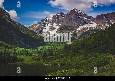 Majestic Maroon Bells picchi e Maroon Lake in una giornata di sole e cielo blu in estate vicino a Aspen Colorado Foto Stock