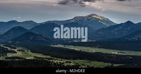 Vista mozzafiato della luce solare che colpisce la vetta di una montagna in montagna rocciosa del Parco Nazione preso dal Trail Ridge Road, Estes Park, COLORADO Foto Stock