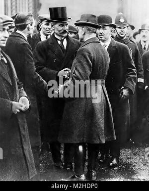 RAMSAY MacDONALD (1866-1937) con ben wishers fuori Buckingham Palace dopo essere diventato Primo Ministro il 5 giugno 1929 Foto Stock