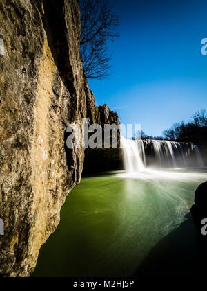 Zarecki krov Zarecje cascate sul tetto del torrente Pazincica vicino Pazin in Croazia Foto Stock