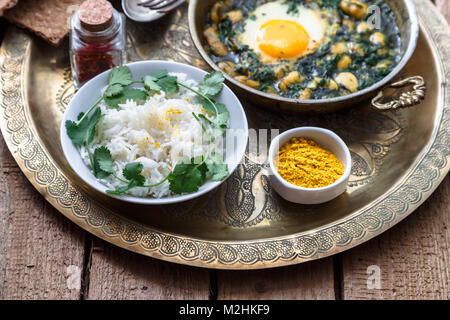 Baghali ghatogh iraniano - piatto fatto con fagioli, aneto, e uova Foto Stock