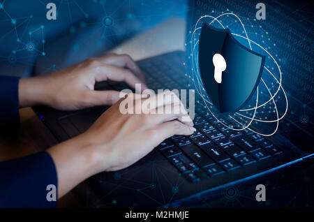 Premere il tasto Invio sulla tastiera del computer cyber Protezione serratura con chiave sistema di sicurezza tecnologia astratto mondo collegamento digitale cyber security su hi tech Dar Foto Stock