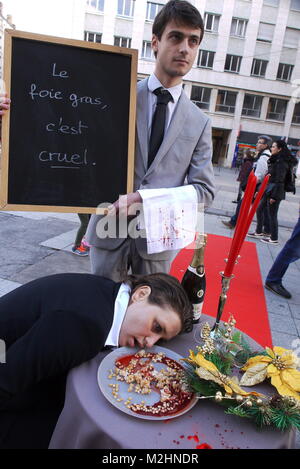 L214 attivisti vegan protesta contro il foie gras e forzare l'alimentazione delle oche, Lione, Francia Foto Stock