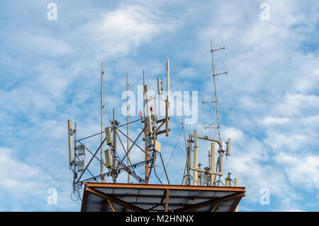 Torre di telecomunicazioni antenna nel cielo chiaro Foto Stock