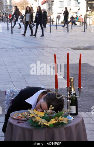 L214 attivisti vegan protesta contro il foie gras e forzare l'alimentazione delle oche, Lione, Francia Foto Stock