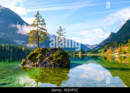 Meraviglioso autunno Hintersee lago delle Alpi Bavaresi sul confine austriaco, Germania, Europa Foto Stock