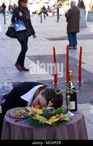 L214 attivisti vegan protesta contro il foie gras e forzare l'alimentazione delle oche, Lione, Francia Foto Stock