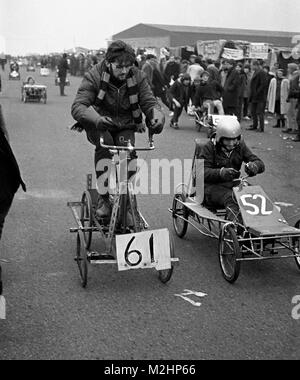 Il 1968 National 24 ore auto pedale gara tenutasi a Whitchurch aeroporto, Bristol come parte dell'Università di Bristol Rag settimana. Ha funzionato ininterrottamente dal 1 al 2 marzo, la raccolta di fondi per la carità, e ha attirato 100 squadre, che aveva costruito le proprie voci in collegi, aziende e università in tutto il Regno Unito. Il team vincente coperto 232 miglia. Foto Stock