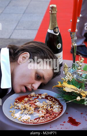 L214 attivisti vegan protesta contro il foie gras e forzare l'alimentazione delle oche, Lione, Francia Foto Stock