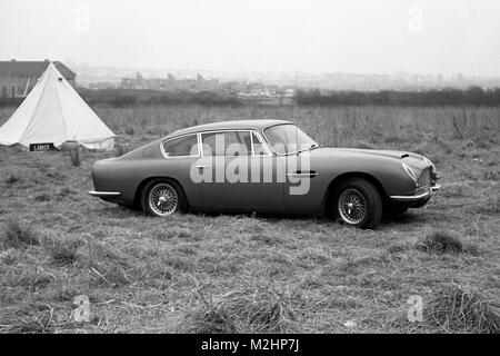 Aston Martin DB6 azionato verso il basso per il 1968 National 24 ore di pedale corsa in auto da Innes Ireland, motoring giornalista ed ex Formula Uno racing driver, chi ha avviato e terminato l'evento di beneficenza e ha presentato i premi. La gara, svoltasi presso l'ex Whitchurch Aeroporto dal 1 al 2 marzo, era parte dell'Università di Bristol Rag settimana e ha attirato 100 voci da scuole, aziende e università di tutto il Regno Unito. Foto Stock