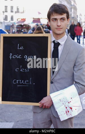 L214 attivisti vegan protesta contro il foie gras e forzare l'alimentazione delle oche, Lione, Francia Foto Stock