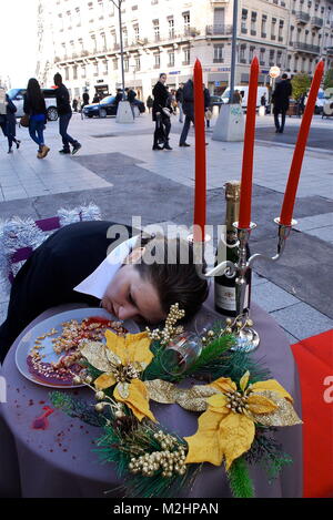 L214 attivisti vegan protesta contro il foie gras e forzare l'alimentazione delle oche, Lione, Francia Foto Stock