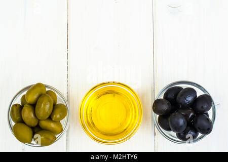 Le olive con olio di oliva Foto Stock