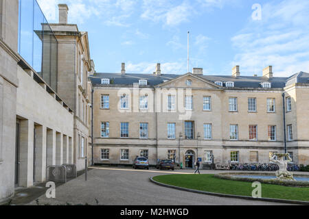 La filosofia edificio e le cure primarie edificio in Radcliffe Observatory trimestre (ROQ) presso l'università di Oxford, Inghilterra. Foto Stock