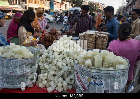 Carrello per dolci nel bazar di Jodhpur, Rajasthan, India Foto Stock