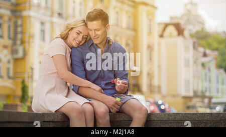 Felice l'uomo e donna godendo di spensierata estate tempo, rendendo le bolle di sapone, data video stock Foto Stock
