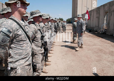 TAL AFAR, Iraq - Col. Mark R. balbettare, comandante di brigata 1a, 82a Airborne Division (Consigliare e assistere la brigata), (centro), le visite dei paracadutisti di truppa B, terzo squadrone, 73rd reggimento di cavalleria, giunto alla stazione di sicurezza Heider, Iraq, sulla frontiera siriana, 5 maggio 2010. La cavalleria paracadutisti condurre missioni congiunte di formazione e con la loro sicurezza irachena vigore delle controparti. (U.S. Esercito foto di Sgt. Michael J. MacLeod, 1/82 AAB, USD-C) visitando i paracadutisti dal 1° Divisione Corazzate e Fort Bliss Foto Stock