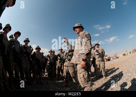 TAL AFAR, Iraq - Col. Mark R. balbettare, comandante di brigata 1a, 82a Airborne Division (Consigliare e assistere la brigata), risponde alle domande per i paracadutisti di truppa C, terzo squadrone, 73rd reggimento di cavalleria, a Firebase Zumar nel nord Iraq, 5 maggio 2010. La cavalleria paracadutisti condurre missioni congiunte di formazione e della loro sicurezza irachena vigore delle controparti. (U.S. Esercito foto di Sgt. Michael J. MacLeod, 1/82 AAB, USD-C) Rispondendo alle domande per i paracadutisti dal 1° Divisione Corazzate e Fort Bliss Foto Stock