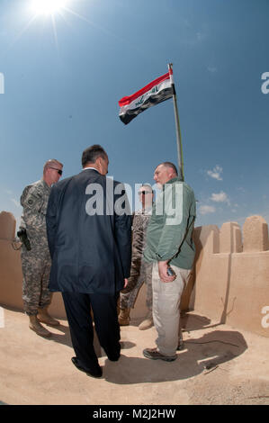 TAL AFAR, Iraq - Lt. Col. Scott G. Hooper, comandante del terzo squadrone, 73rd reggimento di cavalleria e Col. Mark R. balbettare, comandante di brigata 1a, 82a Airborne Division (Consigliare e assistere la brigata), visita con il Dottor Abdolah abas Jomaa, il sindaco di Tal Afar, Iraq, 6 maggio 2010. Balbettare è visitando lo squadrone, che è stata staccata dal 1/82 nel novembre 2009. (U.S. Esercito foto di Sgt. Michael J. MacLeod, 1/82 AAB, USD-C) il sindaco di Tal Afar dal 1° Divisione Corazzate e Fort Bliss Foto Stock