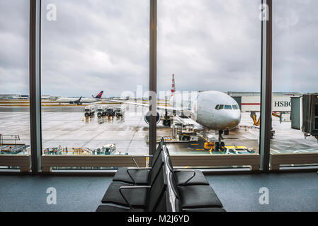 Aereo di American Airlines assistenza presso l'aeroporto di Londra Heathrow Foto Stock