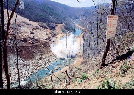 Autorizzati nel diluvio Control Act del 1946, costruzione su Gathright diga iniziarono nel 1974 e completato nel 1979. La diga è situato a circa 20 miglia a monte di Covington, Virginia, sul fiume Jackson in Alleghany County, Va. la torre di aspirazione consente la U.S. Esercito di ingegneri del distretto di Norfolk il personale non solo per il controllo della quantità di flusso consentito di passare dalla diga a valle, ma consente anche al personale di controllare la temperatura dell'acqua prendendo in acqua da diverse profondità del lago Moomaw. (U.S. Foto dell'esercito) Gathright Dam costruzione Torre di aspirazione015.jpg da norfolkdistrict Foto Stock