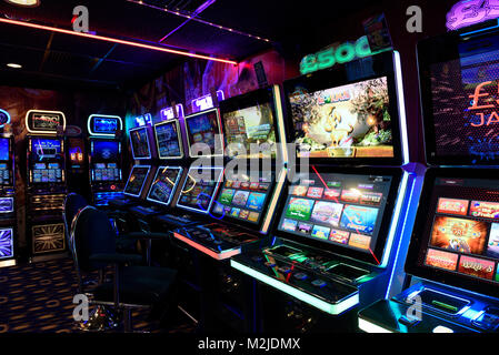 Macchine di frutta, Fixed Odds i terminali scommessa, macchine per gioco d'azzardo, slot machine in sala giochi REGNO UNITO Foto Stock