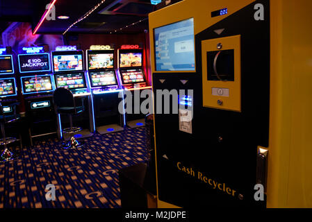 Macchine di frutta, Fixed Odds i terminali scommessa, macchine per gioco d'azzardo, slot machine in sala giochi REGNO UNITO Foto Stock