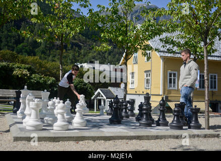 Due amici a giocare a scacchi su una scacchiera gigante, Odda, Norvegia Foto Stock