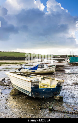 Barche ormeggiate a bassa marea sul fiume Gannel in Newquay Cornwall. Foto Stock