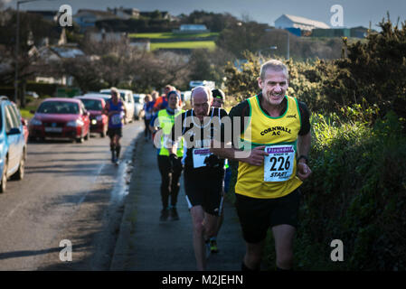 Guide maturo per competere in una gara su strada in Newquay Cornwall. Foto Stock