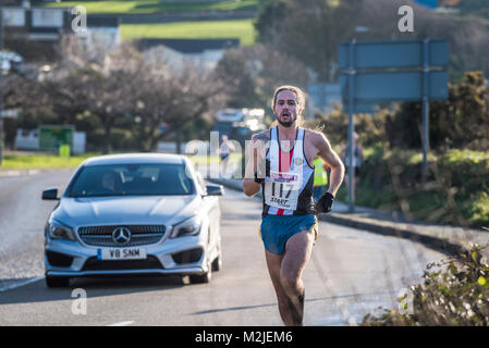 Un runner per competere in una gara su strada in Newquay Cornwall. Foto Stock
