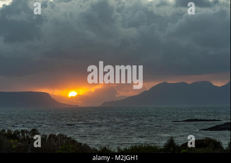 Tramonti tra Eigg e isola di rum da Mallaig highlands scozzesi
