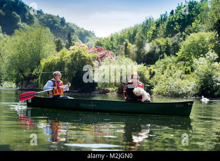 Canoisti sul fiume Wye vicino a Symonds Yat in Herefordshire UK Foto Stock