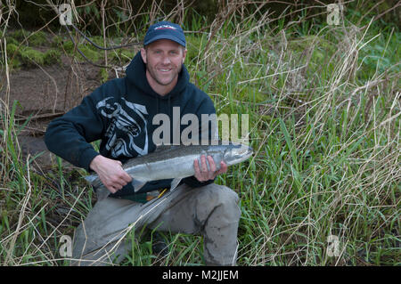 Trota Steelhead pescatori con un incubatoio allevati Siletz river steelhead catturati su un galleggiante guidato viaggio. Il modello release, solo uso editoriale. Foto Stock