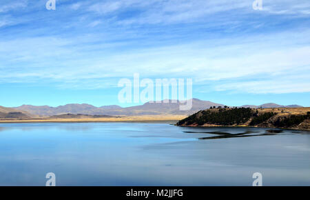 Umayo cold mountain lake in Perù il paesaggio panoramico. Sunny giugno giorno Foto Stock