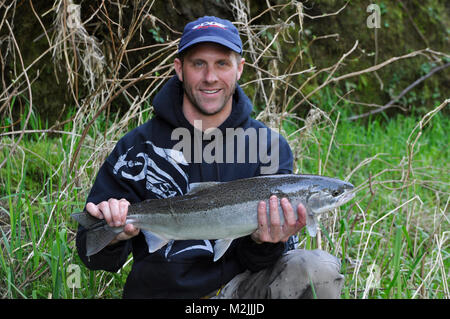 Trota Steelhead pescatori con un incubatoio allevati Siletz river steelhead catturati su un galleggiante guidato viaggio. Il modello release, solo uso editoriale. Foto Stock