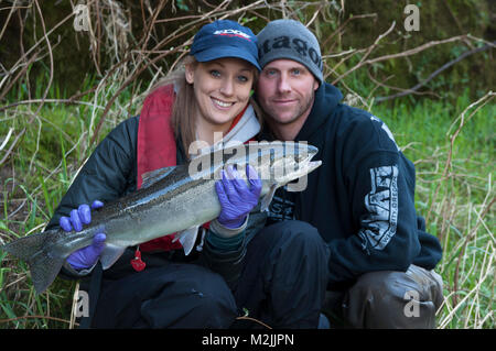 Trota Steelhead pescatori con un incubatoio allevati Siletz river steelhead catturati su un galleggiante guidato viaggio. Il modello release, solo uso editoriale. Foto Stock