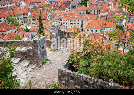 Vecchi sentieri che portano fino alla montagna da frà¥m Kotor, Montenegro. Foto Stock