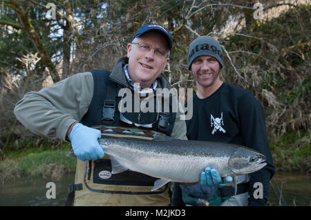 Trota Steelhead pescatori con un incubatoio allevati Siletz river steelhead catturati su un galleggiante guidato viaggio. Il modello release, solo uso editoriale. Foto Stock