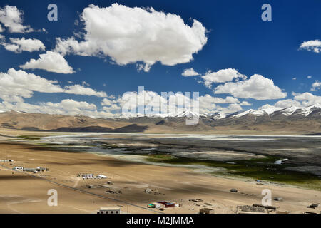 Tso Kar Lago del Karakorum Montagne vicino a Leh, India. Questa regione è un scopo della motocicletta Spedizioni organizzate dagli indiani Foto Stock