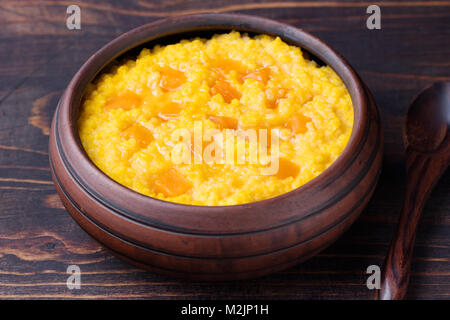 Farinata di miglio con la zucca in un vaso di argilla Foto Stock