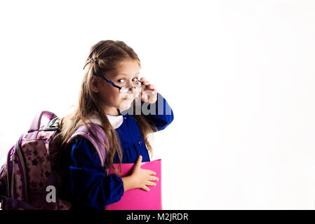 Caucasica età elementari schoolgirl con gli occhiali Foto Stock